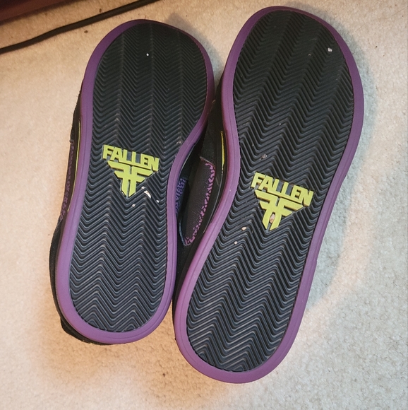 Fallen shoes - Picture 4 of 4